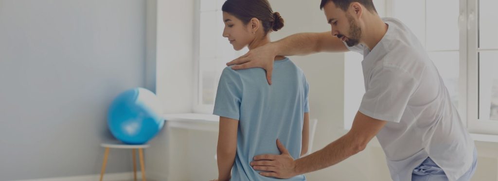 Zdjęcie przedstawia zabieg rehabilitacji